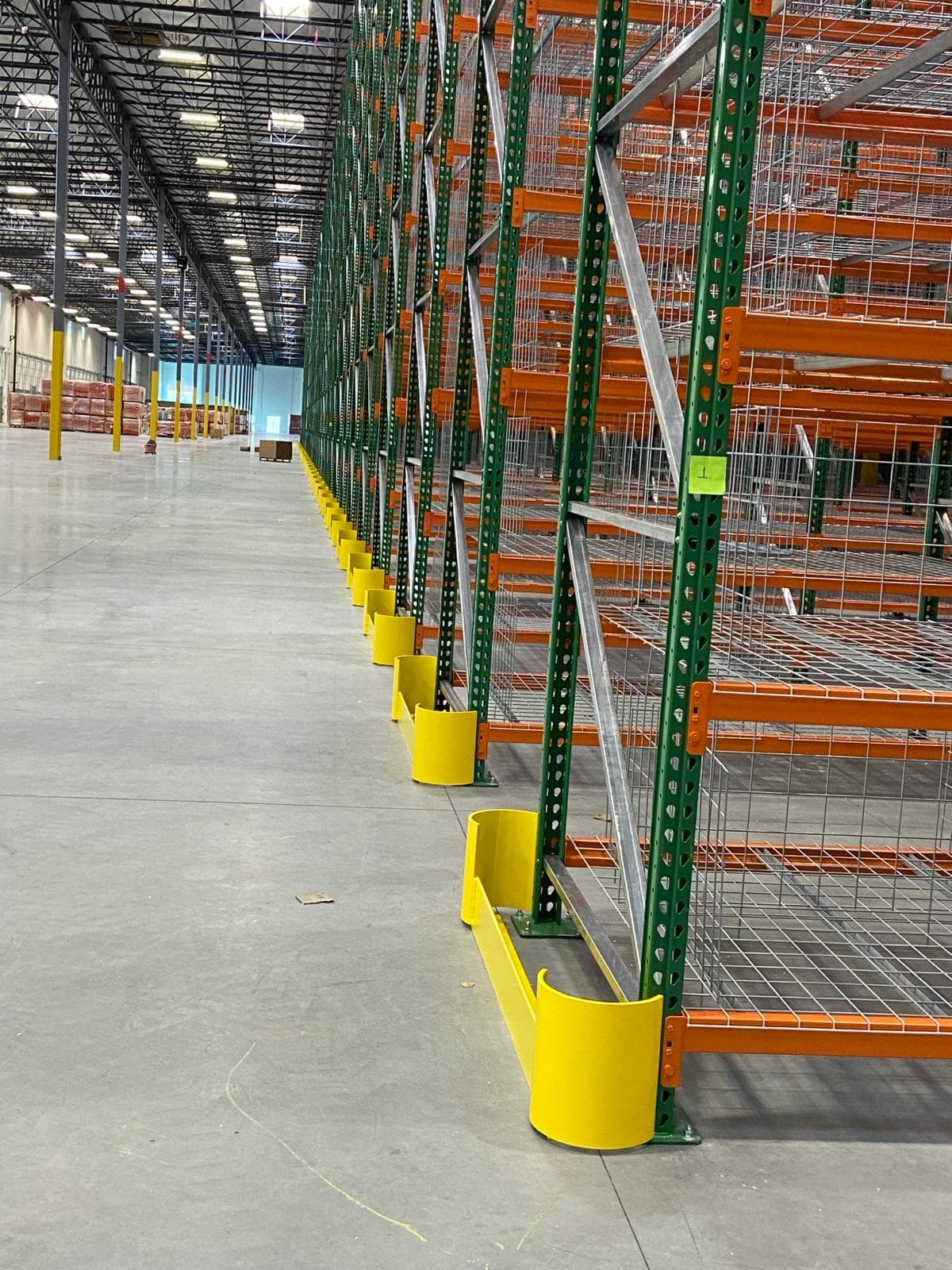 Pallet rack system with column protectors at base level